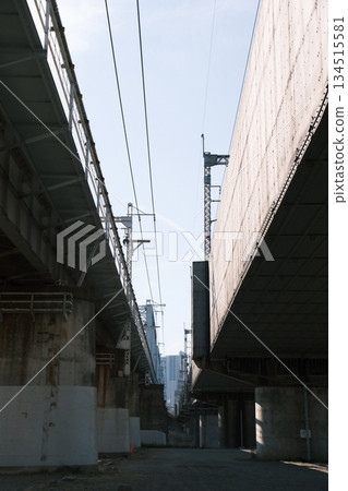 A space sandwiched between huge viaducts and a view of the city 134515581