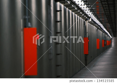 工業走廊兩側排列著紅色警示燈 134515585