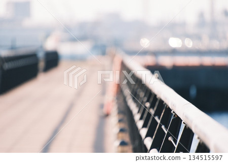 碼頭欄桿和水面光線反射的抽象背景 碼頭欄桿和水面光線反射的抽象背景 134515597