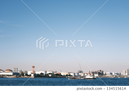 A panoramic view of the Keihin Industrial Zone overlooking the water under a blue sky 134515614