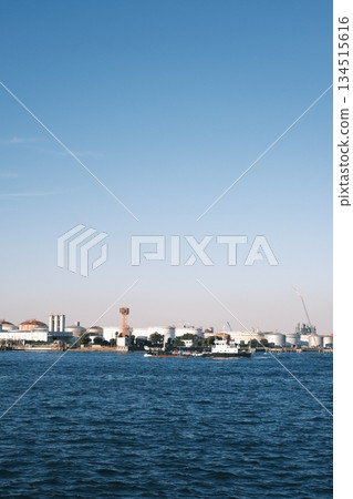 沿海工業區的景色，以及延伸至藍天碧海之上的一組巨大的儲槽。 134515616
