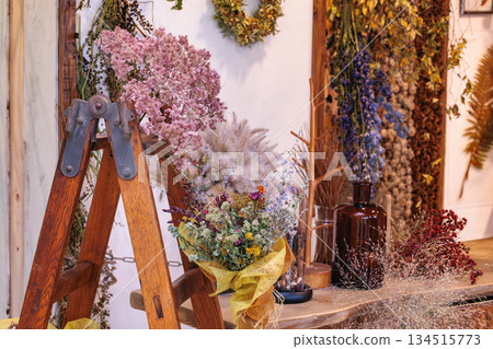 整潔漂亮的干花裝飾 134515773