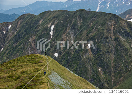 Mount Takeno and climbers seen from the ridge of Mount Mokura in the Tanigawa Mountain Range 134516001