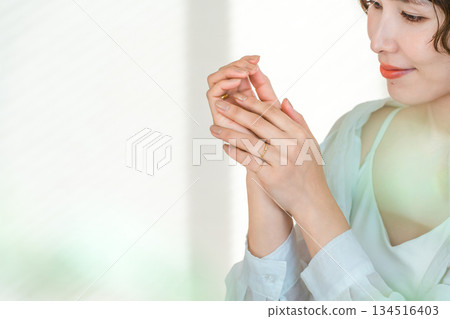日本女性在手背塗抹護手霜（護膚） 134516403