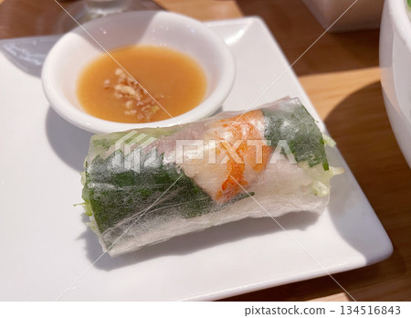 Raw spring roll of Vietnamese cuisine 134516843