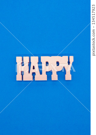 以鮮豔的藍色背景為底,粉紅色字母“HAPPY”的正面圖像素材 以鮮豔的藍色背景為底,粉紅色字母“HAPPY”的正面圖像素材 134517923