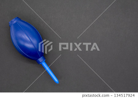 用於清潔相機鏡頭的藍色吹氣球,放置在黑色背景上。維護圖片 用於清潔相機鏡頭的藍色吹氣球,放置在黑色背景上。維護圖片 134517924