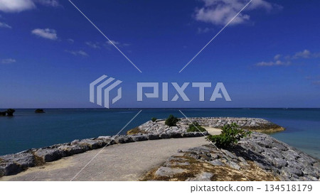 沖繩荒羽海灘，碧海藍天交相輝映的熱帶風光 134518179