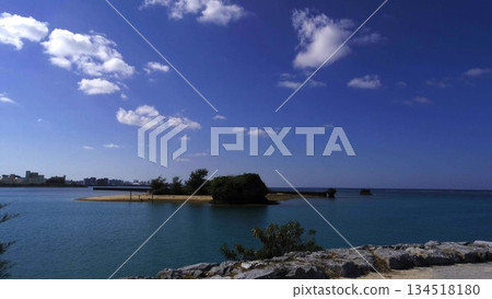沖繩荒羽海灘,碧海藍天交相輝映的熱帶風光 沖繩荒羽海灘,碧海藍天交相輝映的熱帶風光 134518180