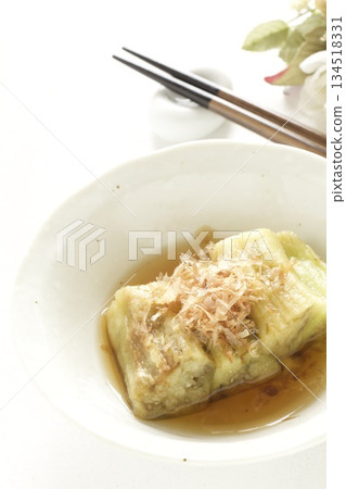 烤茄子撒上鰹魚片 烤茄子撒上鰹魚片 134518331