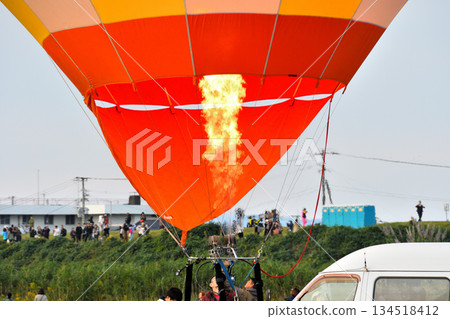 Hot air balloon · balloon Hot air balloon · balloon 134518412