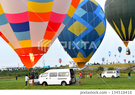 Hot air balloon · balloon Hot air balloon · balloon 134518418