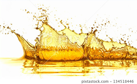 奢華保濕、抗衰老、護膚金色精華液。金水在水面背景上搖曳。 134518446