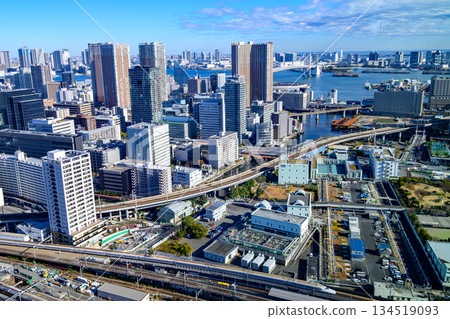 東京港區高輪Gateway City新人高輪大樓28層,從山吹花園方嚮往彩虹橋方向走。 東京港區高輪Gateway City新人高輪大樓28層,從山吹花園方嚮往彩虹橋方向走。 134519093