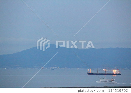 遠處漂浮著油輪和客輪。 遠處漂浮著油輪和客輪。 134519702