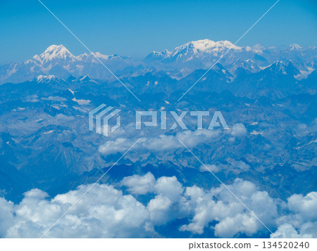 從杜拜飛往羽田機場的飛機上眺望興都庫什山脈。 134520240