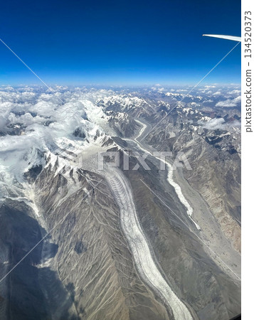 從杜拜和羽田之間的飛機上看到的興都庫什山脈冰川 134520373