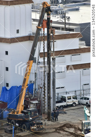 一台大型起重機正在建築工地打樁 134520548