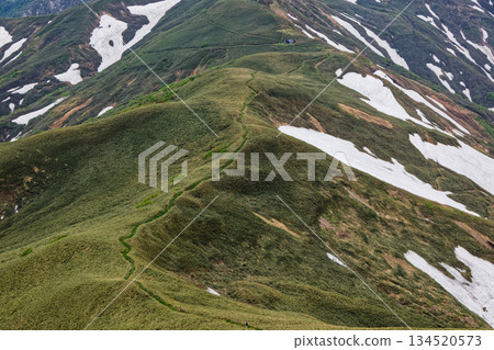 從谷川山脈和竹之岳的山脊線上可以看到通往夜茂木峠的橫切路線。 134520573