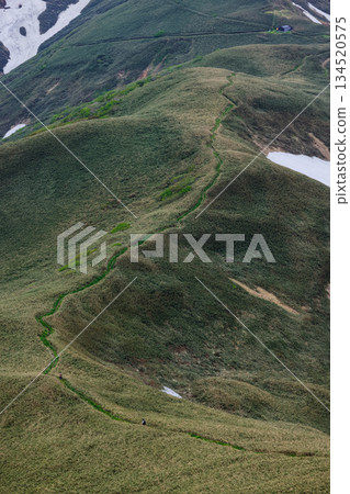 The traverse route to Yomogi Pass seen from the ridgeline of the Tanigawa Mountain Range and Mount Takeno The traverse route to Yomogi Pass seen from the ridgeline of the Tanigawa Mountain Range and Mount Takeno 134520575