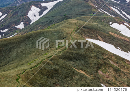 The traverse route to Yomogi Pass seen from the ridgeline of the Tanigawa Mountain Range and Mount Takeno 134520576