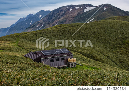 從上越邊境、夜茂京小屋以及竹野山、一之倉山和谷川山的景色望去,可以看到這三座山峰。 從上越邊境、夜茂京小屋以及竹野山、一之倉山和谷川山的景色望去,可以看到這三座山峰。 134520584