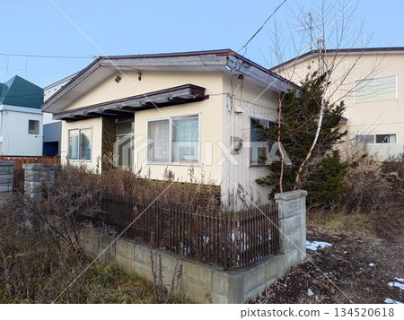Abandoned vacant house (winter) Abandoned vacant house (winter) 134520618