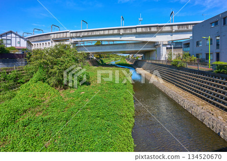 從東京世田谷區的上野田橋向北眺望野川（小田急線橋樑，北見8號線，聖城3號線等）。 134520670