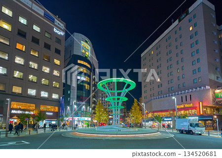 夜幕降臨，從東京都豐島區北大塚JR大塚車站北口望向鐵輪廣場。 134520681