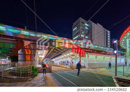 東京豐島區南大塚都電荒川線大塚車站前站的夜景 東京豐島區南大塚都電荒川線大塚車站前站的夜景 134520682