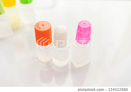 彩色瓶蓋的眼藥水 134522880