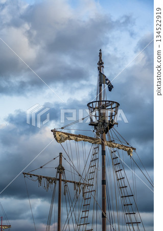 Masts, sail yards 134522919