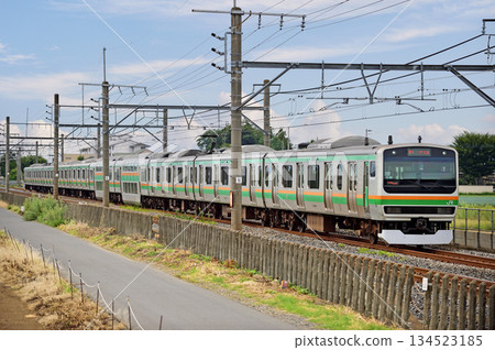 JR東日本E231系、1000系K-40(Kozu)型機車運行於高崎線岡部至深谷段。 JR東日本E231系、1000系K-40(Kozu)型機車運行於高崎線岡部至深谷段。 134523185