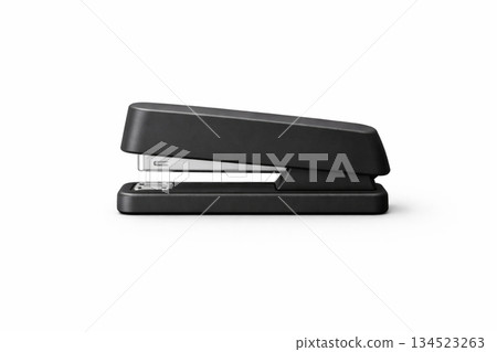 一個簡單的黑色訂書機放在白色背景上 134523263