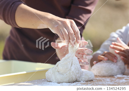 將剛做好的麻糬捲起來 將剛做好的麻糬捲起來 134524295