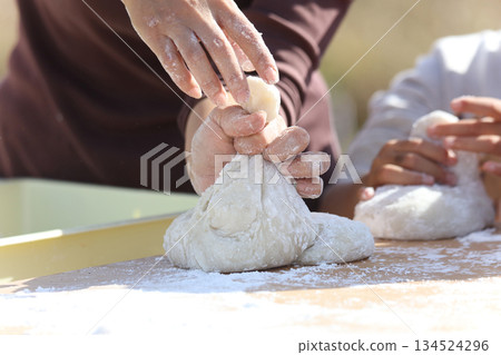 將剛做好的麻糬捲起來 134524296