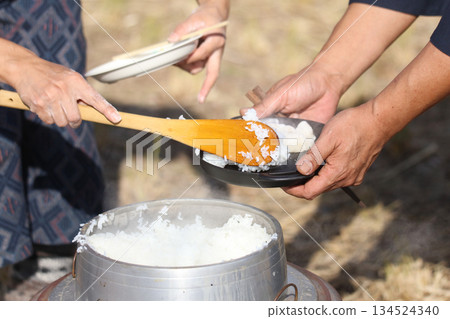 一位女士端著剛煮好的米飯 134524340