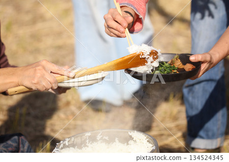 一位女士端著剛煮好的米飯 一位女士端著剛煮好的米飯 134524345