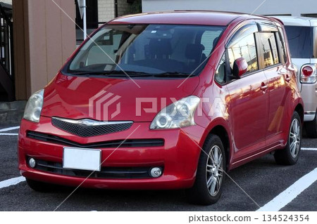 乘客車在停車場排隊 134524354