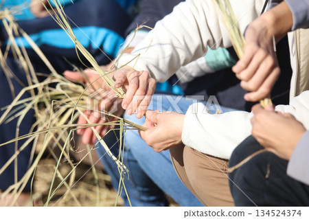 Shimenawa-making experience 134524374