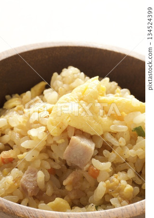 Chicken fried rice in a wooden bowl 134524399