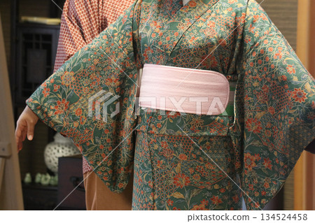 一個穿和服的女人 134524458
