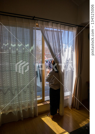An ordinary housewife bringing in the laundry 134525006