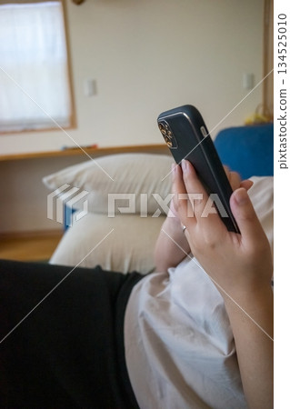 The daily life of a housewife playing with her smartphone 134525010