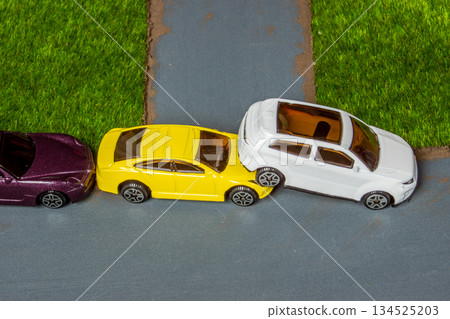 郊區十字路口發生多起追撞事故的圖片 134525203