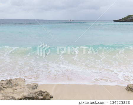陰天的海灘景色 134525228