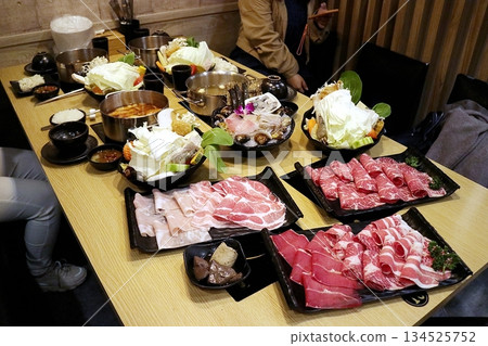 火鍋大餐的高角度拍攝 134525752