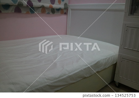 地板是白色的，牆壁是粉紅色的。 134525753