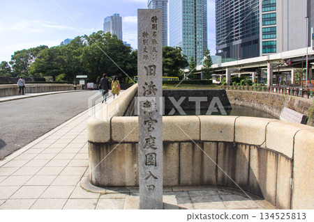原濱離宮庭園入口處的石碑與東京城市景觀 原濱離宮庭園入口處的石碑與東京城市景觀 134525813