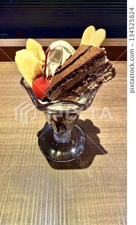 Vanilla Chocolate Parfait 134525824